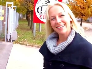 Découvrez le pouvoir d'attraction sensuel d'une belle étudiante allemande qui sait que satisfaire vos désirs vaut mieux que d'étudier pour ses examens. Vous ne pourrez plus vous passer d'elle.