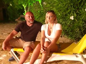 LA mignonne ALLEMANDE LILLI VANILLI BAISE AVEC UN INCONNU À LA PISCINE