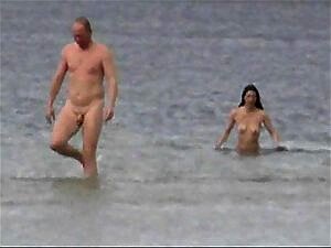 A Poil Sur La Plage - Porno @ RueNu.com