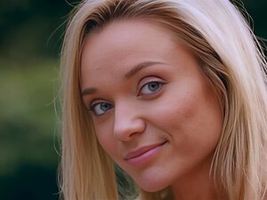 La beauté russe blonde maigre Zhenya Belaya aux petits seins se déshabille dans un lit balançoire en plein air, Elle enlève lentement tous ses vêtements pour nous montrer tous les secrets de son incroyable corps naturel et de sa chatte rasée