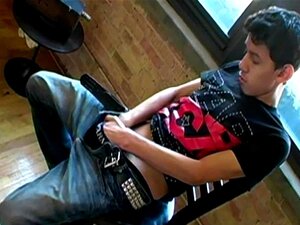Teen Boy Wanking - Porno @ RueNu.com