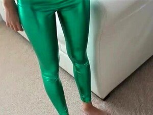 Leggins solo porno y ponerse brillo en los labios Babe In Spandex Leggings Xnxx Com