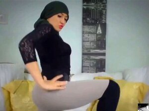 Hijab Walking - Porno @ RueNu.com