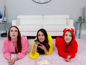 Un gigantesque beau-frère armé s'écrase lors d'une soirée pyjama pour baiser des nubiles. la belle-soeur mignonne Dani Damzel avec d'énormes seins et ses meilleures amies bisexuelles Dakota Burns et Natalia Nix regardent la télévision lorsque son frère pe