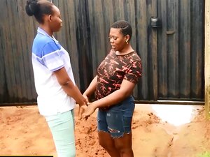 Ebony thot goûte aux fruits sucrés de sa copine BBW