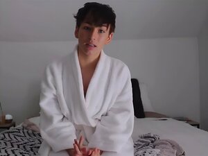 Un Garçon Manqué Mignon Se Masturbe