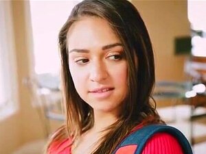 Laissez-vous emporter par l'excitation interdite alors que Mercedes Carrera et Sara Luvv se font surprendre en pleine cession coquine au travail. Rejoignez le club et découvrez leurs escapades interdites. Satisfaction garantie!