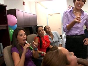 Fête de pipe excitante. Un strip-teaseur en chaleur se fait sucer la queue par plusieurs nanas