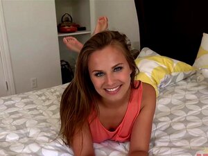 Jillian Janson joue avec son petit cul Jillian Janson joue avec son petit cul