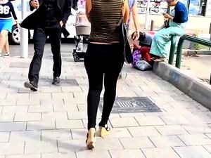 Gros Cul Dans La Rue - Porno @ RueNu.com