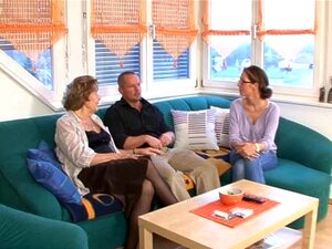 Teen im Mini auf dem Sofa anal beglückt Teen im Mini auf dem Sofa anal beglückt