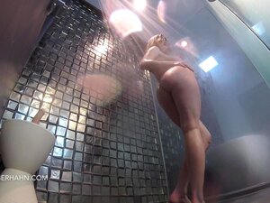Twerk Sous La Douche - Porno @ RueNu.com
