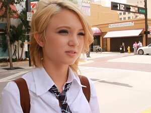 Przeżyj prawdziwą pasję w tym oszałamiającym filmie! Poznaj umiejętności hardcore tej amatorki, które sprawią, że będziesz pragnął więcej. To zadziwiające spotkanie jest nieodparty. Przygotuj się na intensywne doznanie!