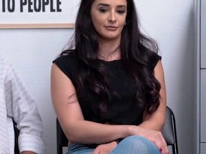 Gorący hardcore seks z latynoską MILF, jeśli Sheena Ryder. Gorąca latynoska MILF złodziejka Sheena Ryder zaczęła hardcore'owe pieprzenie z oficerem centrum handlowego po tym, jak przyłapała go na lizaniu przedmiotów ze sklepu