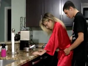 Nie jej pasierb -1, Seks ze świeżym chłopakiem