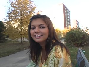 Oszałamiająca piękność dostaje pożądliwą ofertę na publiczny seks