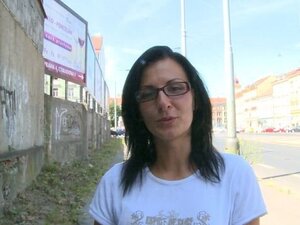 Facet dochodzi na studentce na ulicy