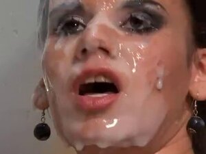 Brunetka ma twarz zmiażdżoną przez spermę. Brunetka ma twarz roztrzaskaną przez spermę